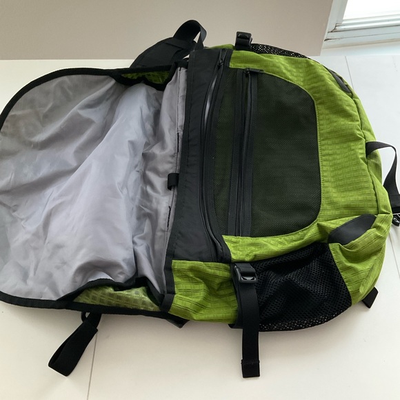 L.L. Bean Green Commuter Messenger Laptop Crossbody Bag with Black Accents - Picture 5 of 15